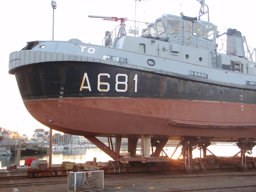 Concarneau Fire-fighting tug Propulsion at the front no rudder Concarneau Fire-fighting tug Propulsion at the front no rudder